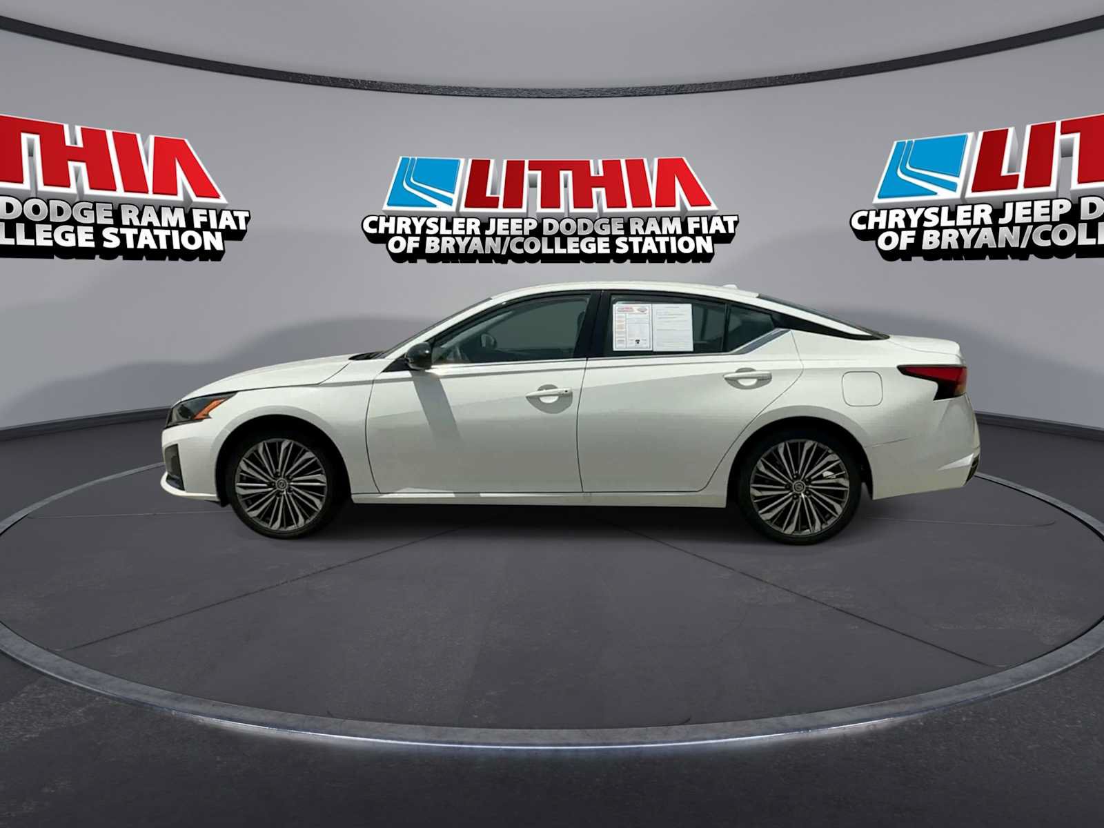 Used 2025 Nissan Altima 2.5 SR FWD image 5