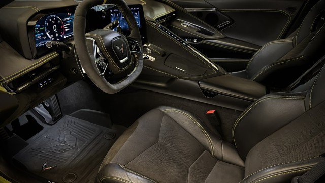 Used 2024 Chevrolet Corvette Stingray Premium Cpe w/ Z51 Performance Package RWD image 4