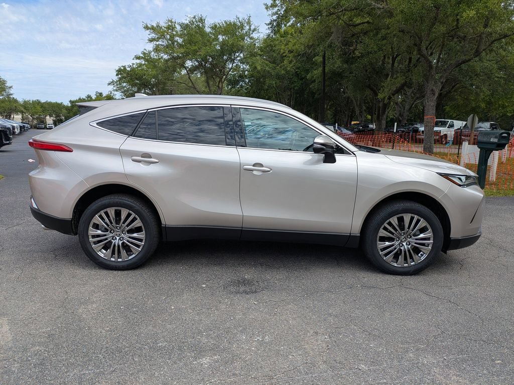 Used 2024 Toyota Venza XLE AWD/4WD image 3