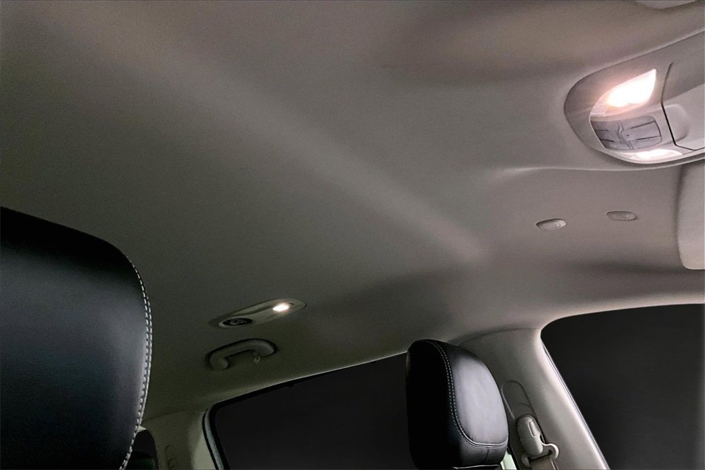 Used 2023 Chrysler Pacifica Touring-L image 28