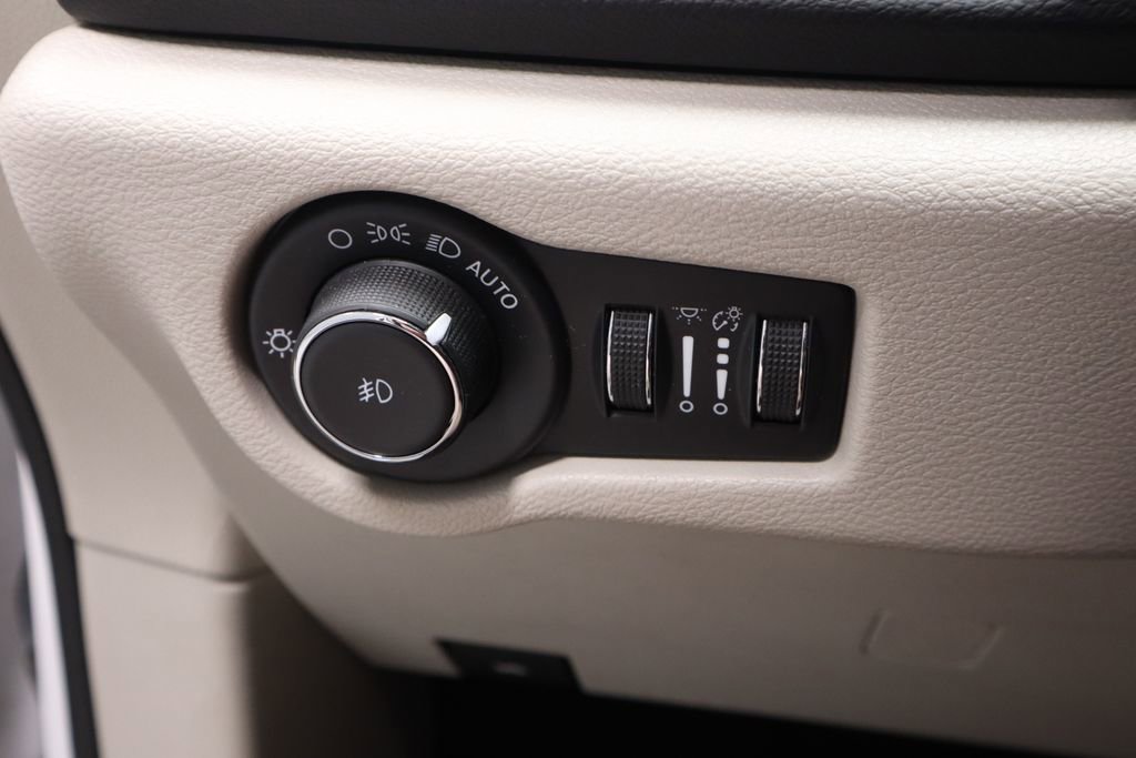 Used 2022 Chrysler Pacifica Touring-L image 27