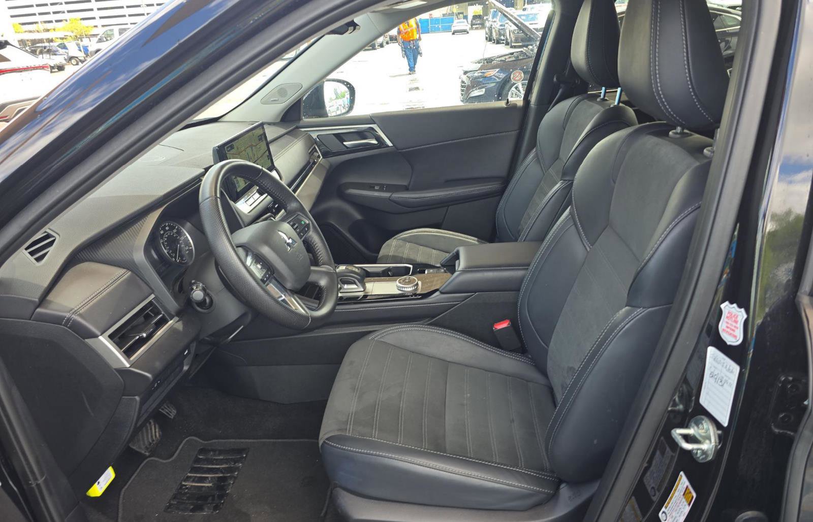 Used 2025 Mitsubishi Outlander SE image 7