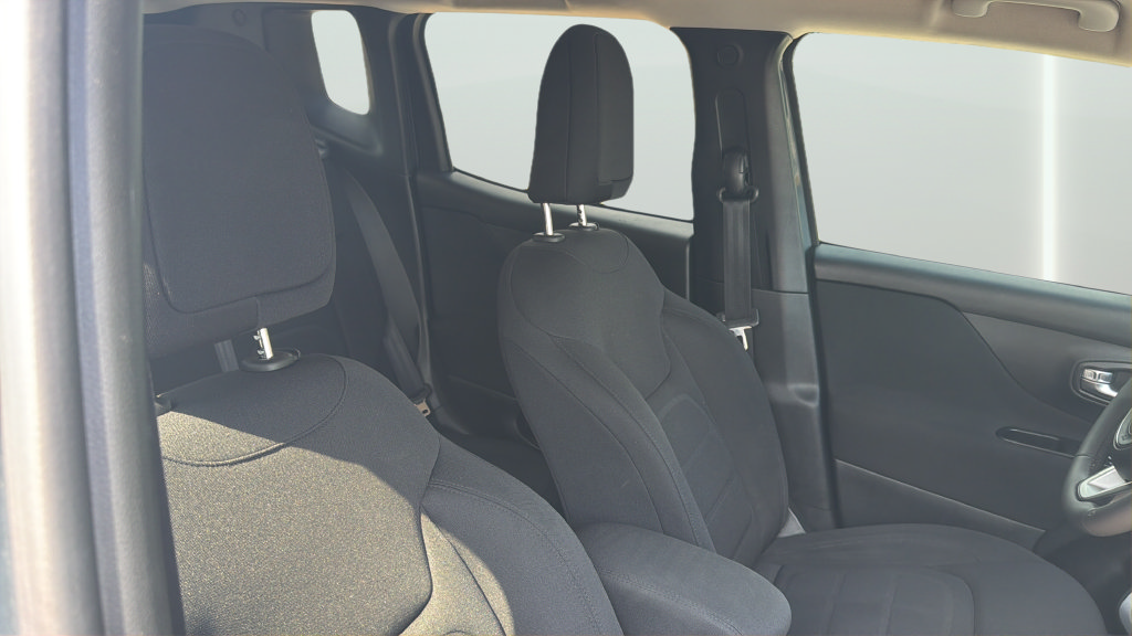 Used 2018 Jeep Renegade Latitude w/ UConnect 8.4 Nav Group FWD image 25