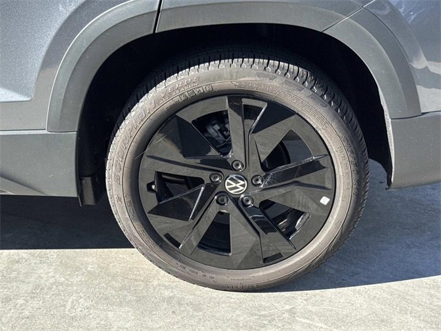 Certified 2025 Volkswagen Taos SE w/ Panoramic Sunroof Package image 6
