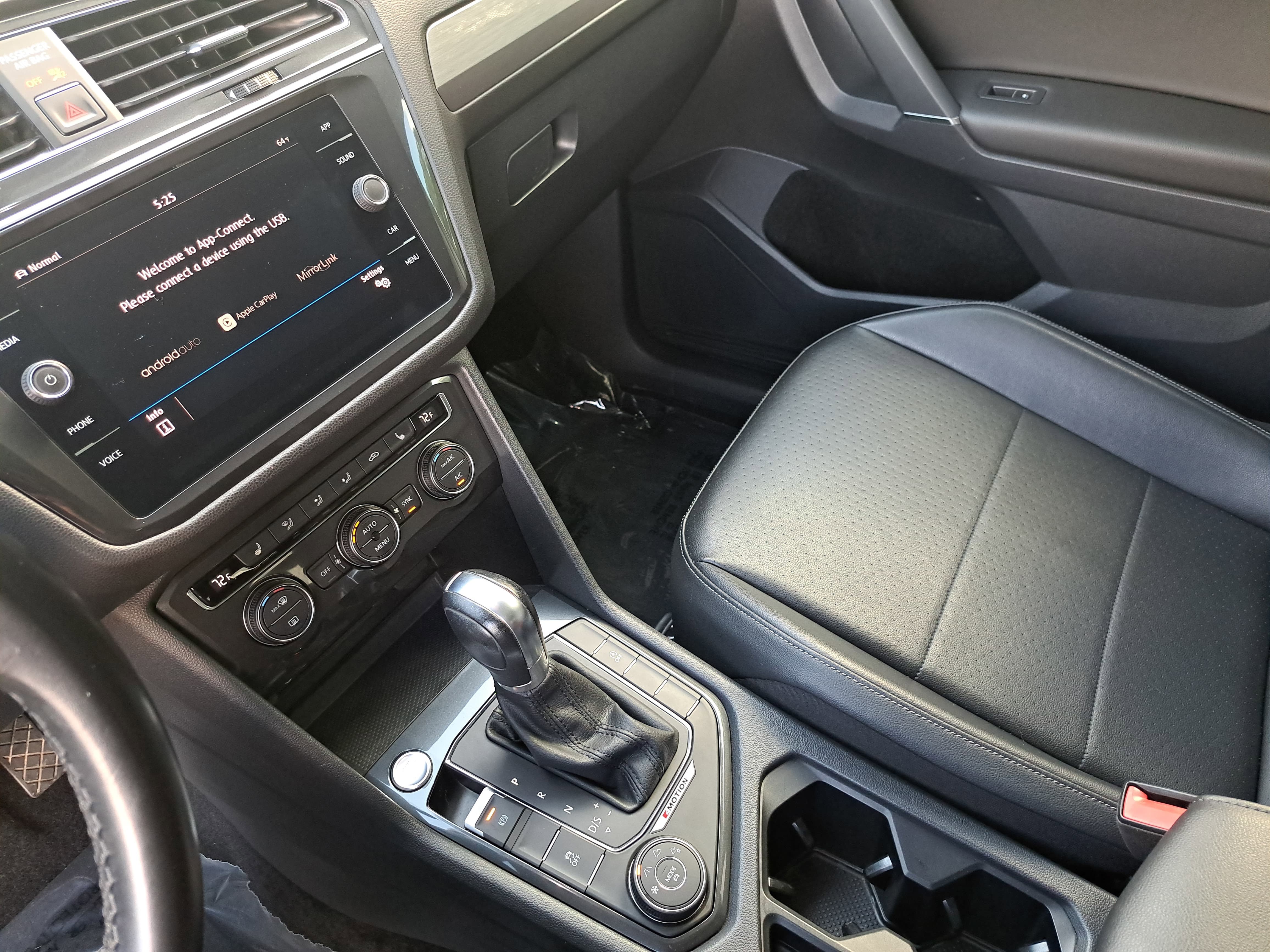Used 2018 Volkswagen Tiguan SE w/ Panoramic Sunroof Package AWD/4WD image 23