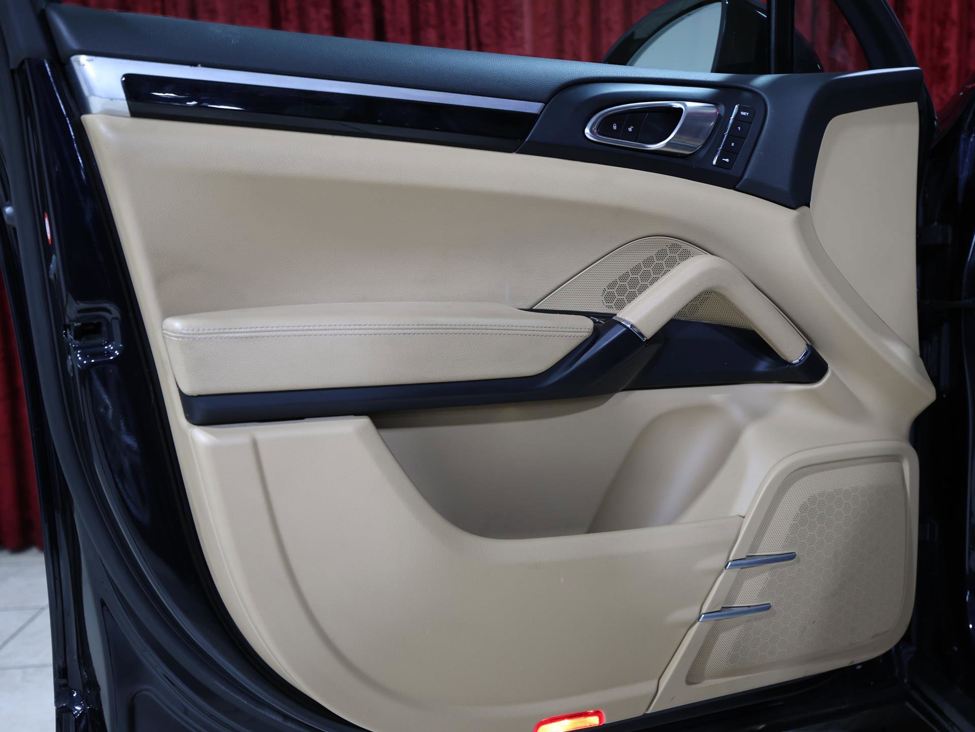 Used 2017 Porsche Cayenne S w/ Premium Plus Package image 11