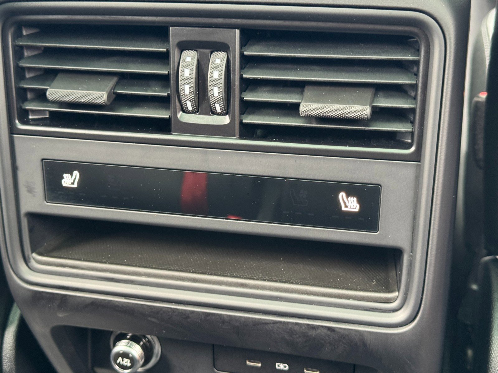 Used 2024 Porsche Cayenne w/ Premium Package image 38