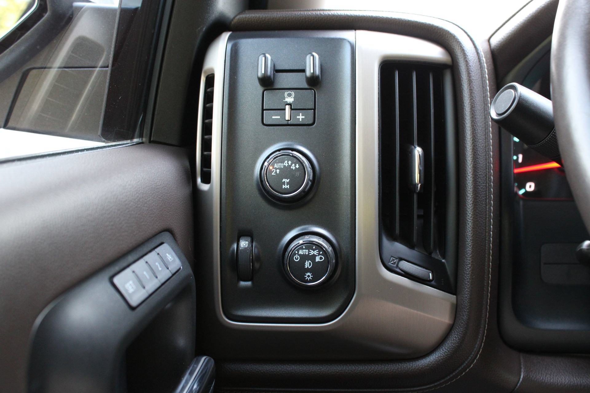 Used 2018 GMC Sierra 1500 Denali AWD/4WD image 25