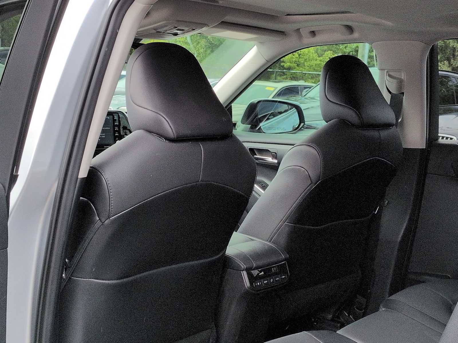 Used 2021 Toyota Highlander XLE FWD image 19