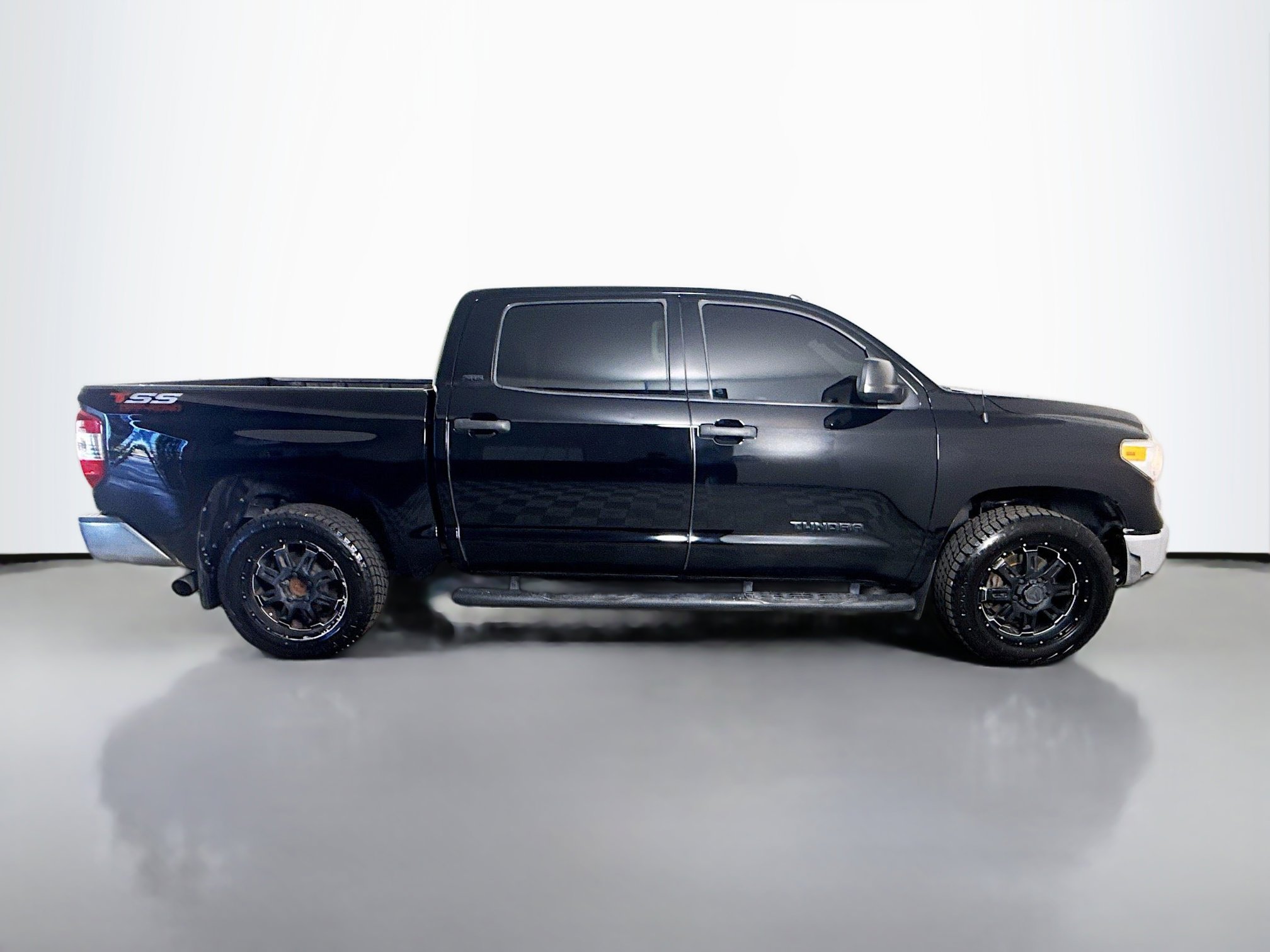 Used 2017 Toyota Tundra SR5 w/ SR5 Upgrade Package image 11