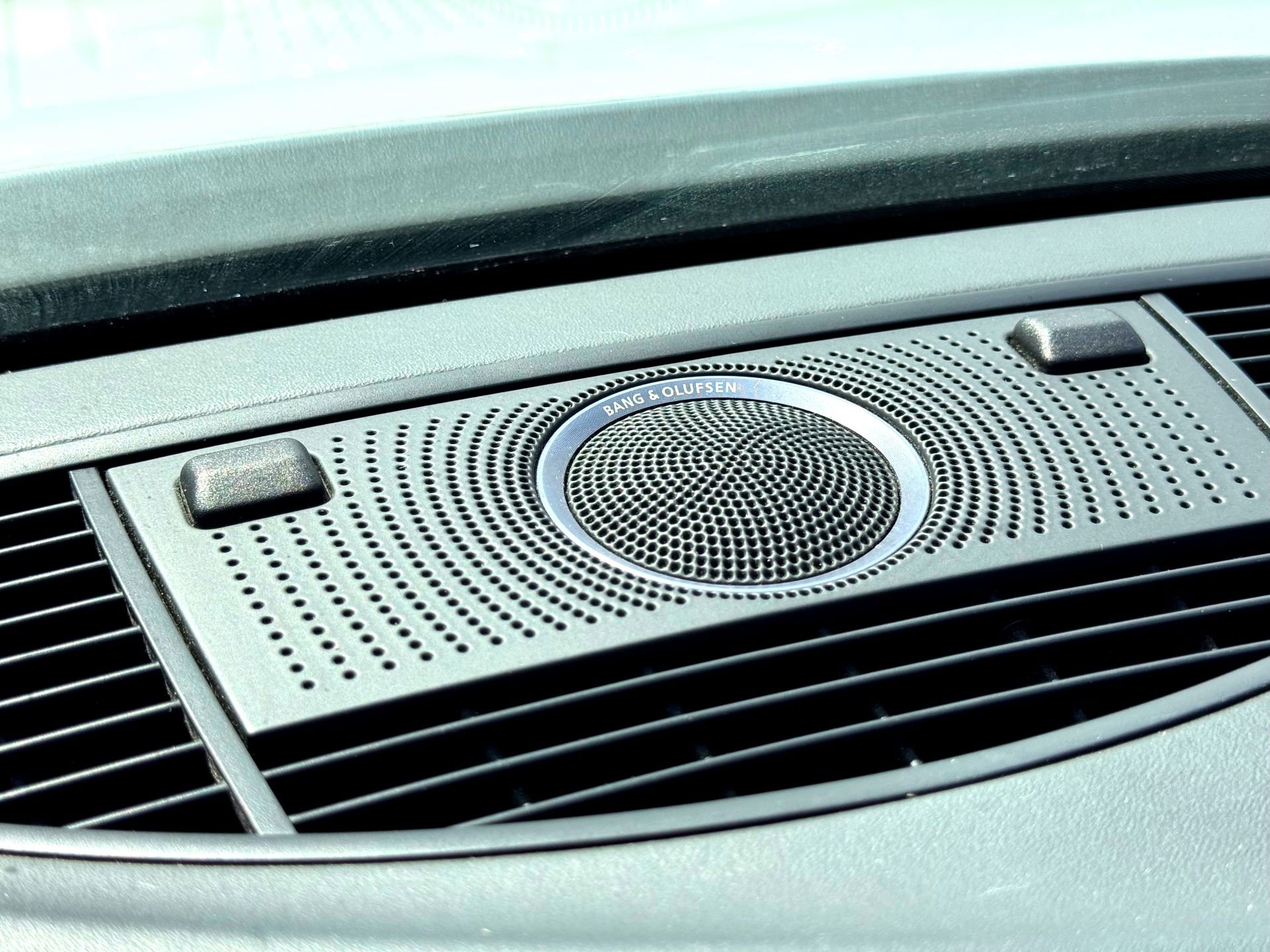 Used 2011 Audi R8 V10 w/ Enhanced Leather Pkg image 44