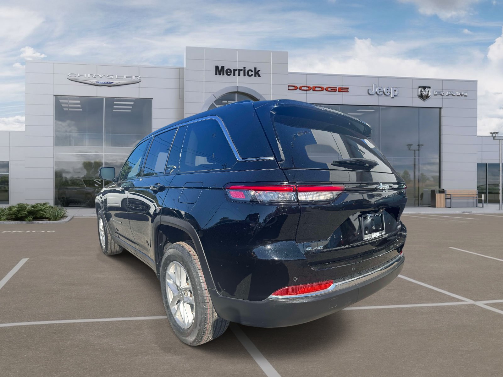 Used 2023 Jeep Grand Cherokee Laredo AWD/4WD image 8
