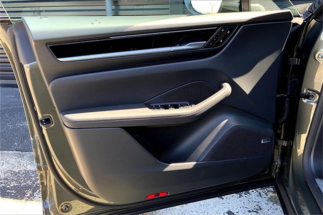 Used 2025 Porsche Macan 4 Electric image 27