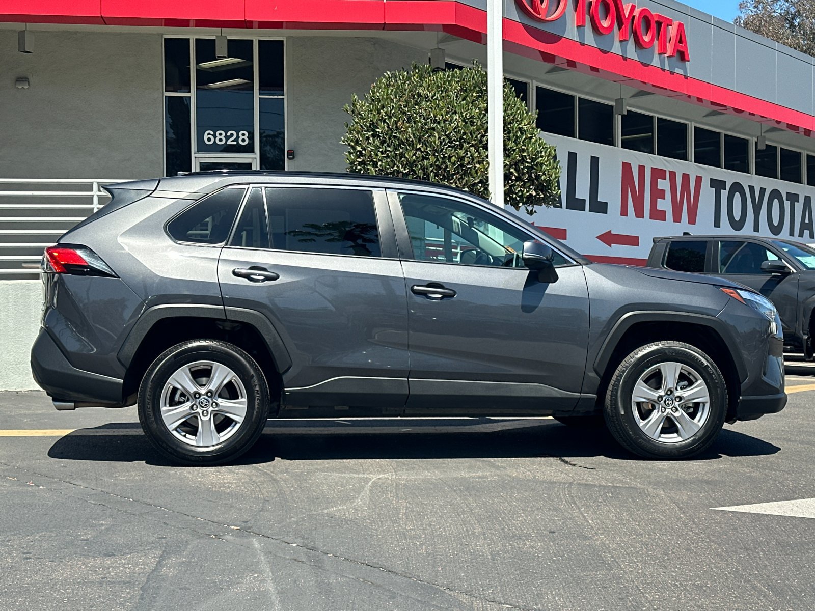 Used 2025 Toyota RAV4 XLE AWD/4WD image 6