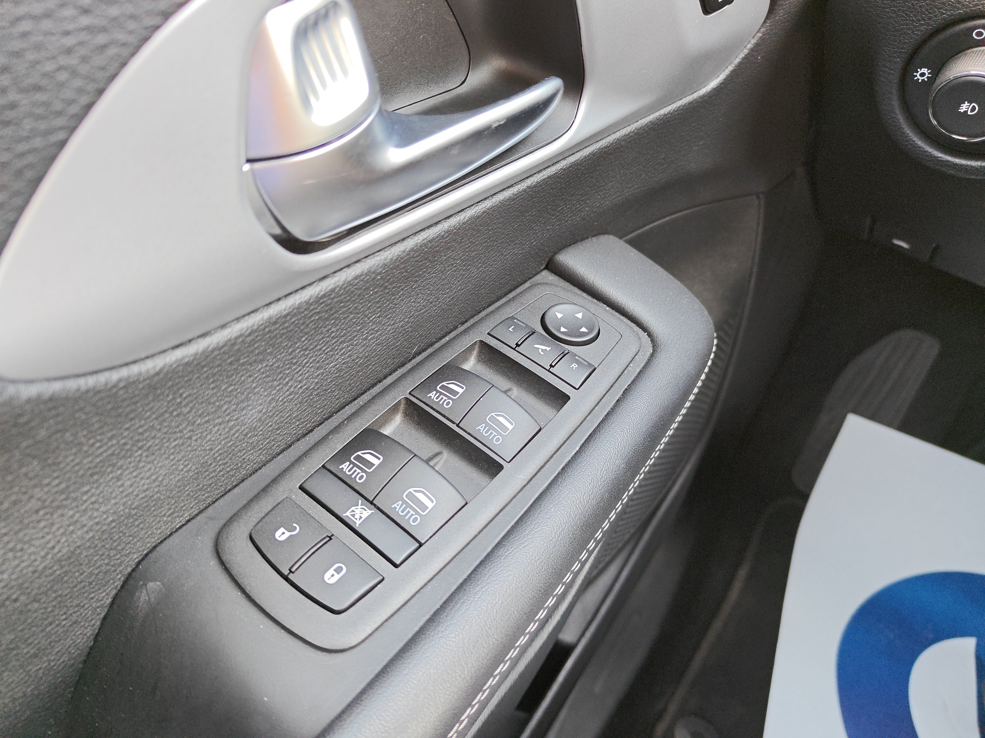 Used 2025 Chrysler Pacifica Limited FWD image 24