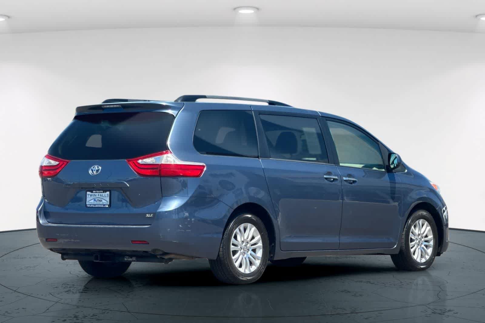 Used 2015 Toyota Sienna XLE FWD image 2