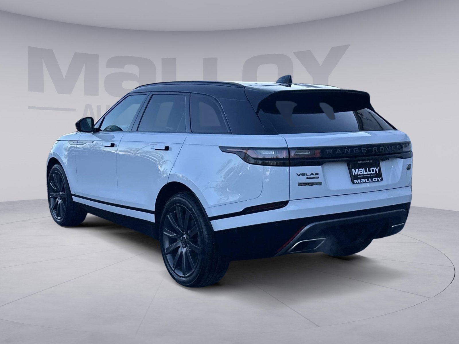 Used 2018 Land Rover Range Rover Velar R-Dynamic HSE image 3