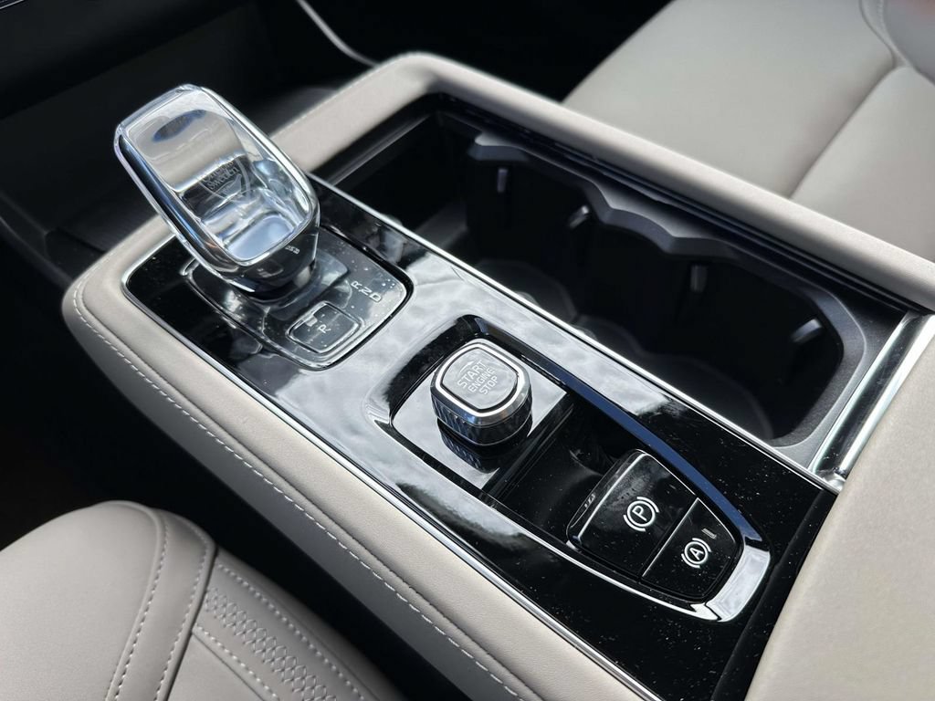 New 2026 Volvo XC90 T8 Plus w/ Protection Package Premier AWD/4WD image 6