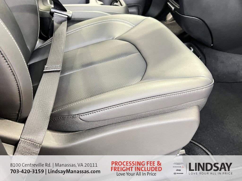 New 2026 Chrysler Pacifica Select image 13