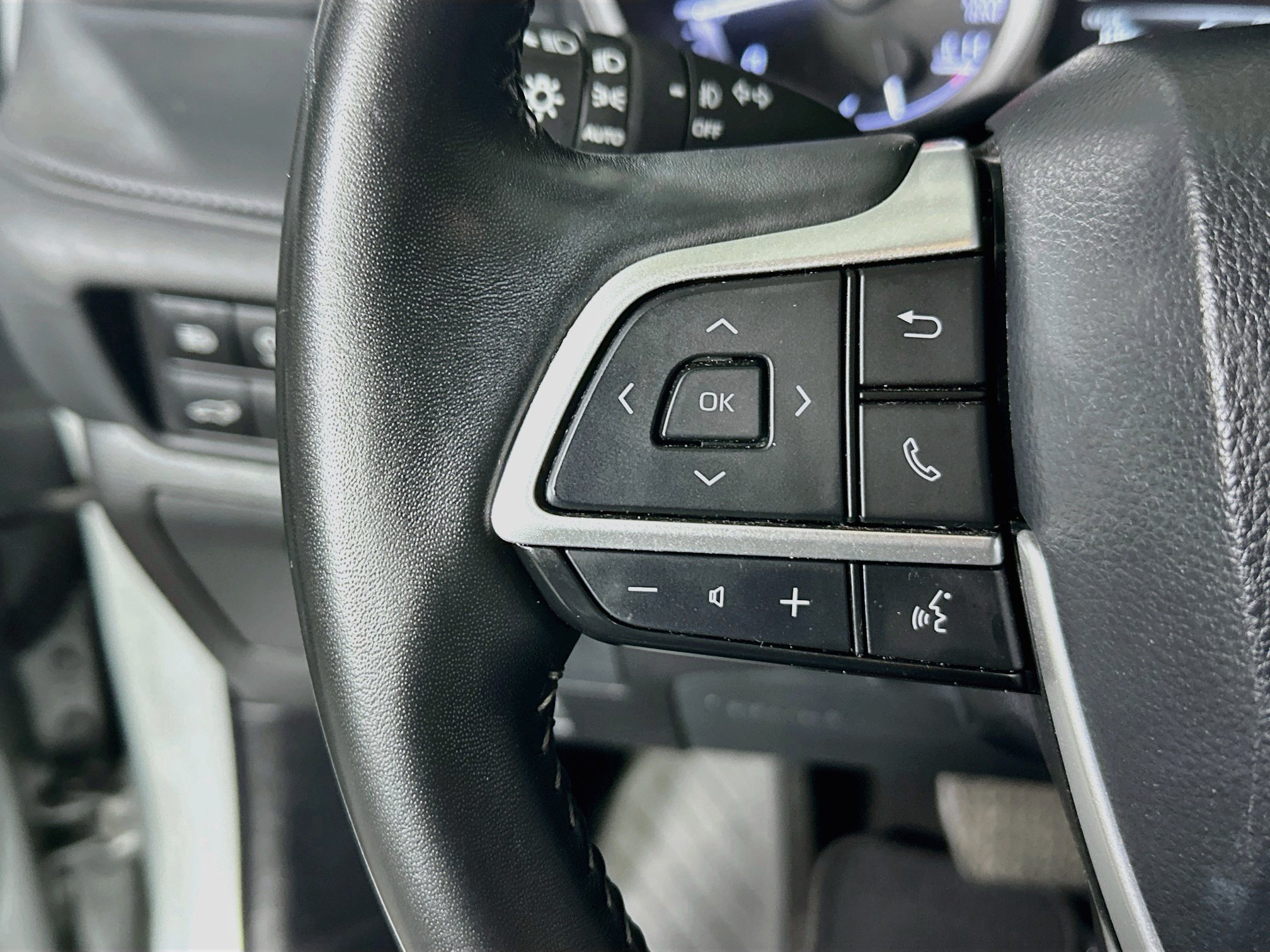 Used 2024 Toyota Highlander LE FWD image 16