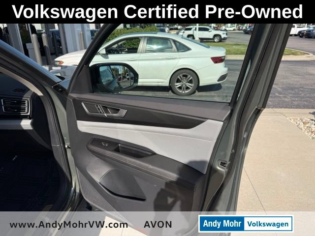 Used 2024 Volkswagen Atlas Peak Edition SEL AWD/4WD image 17