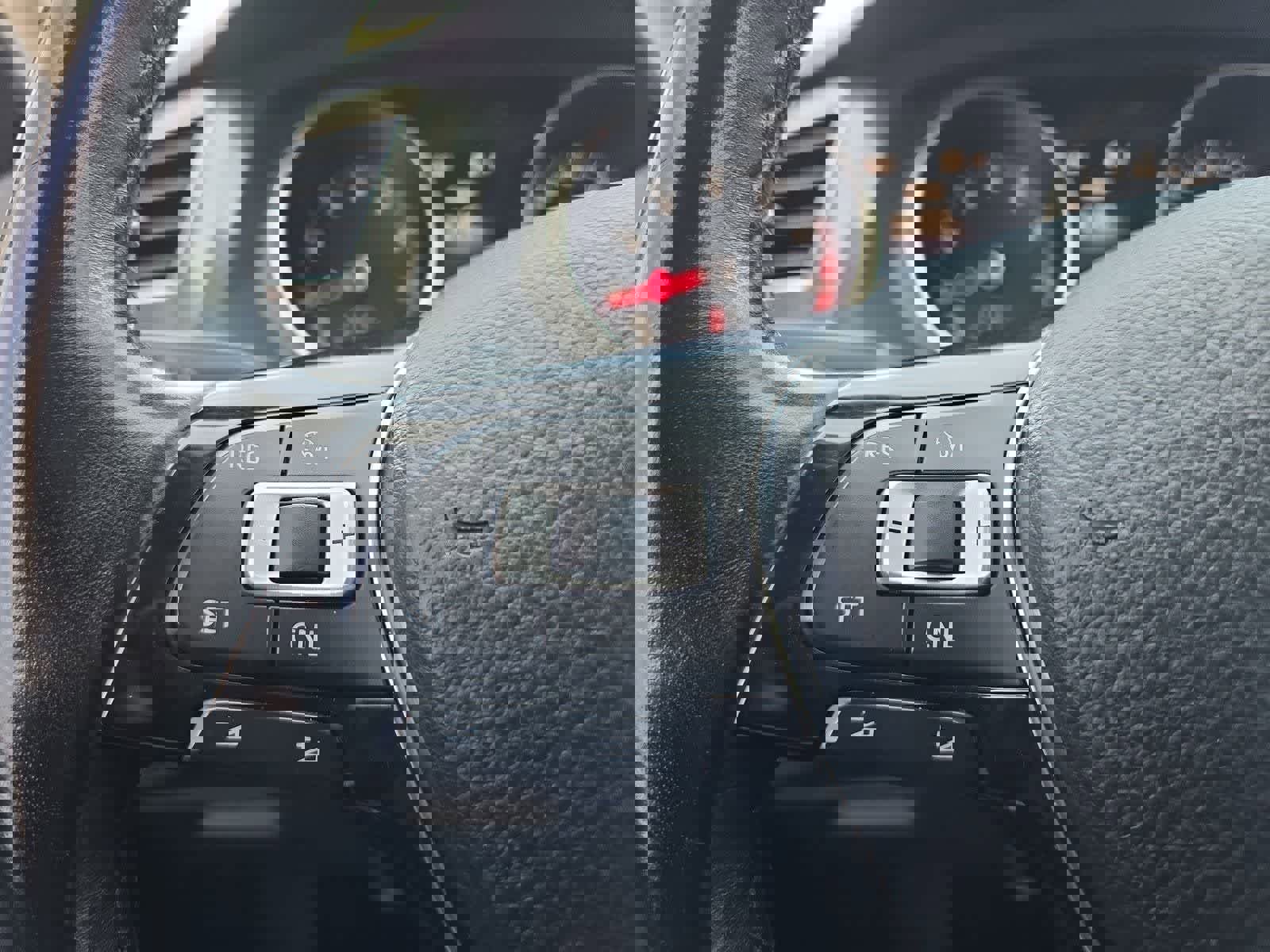 Used 2018 Volkswagen Tiguan SE image 23