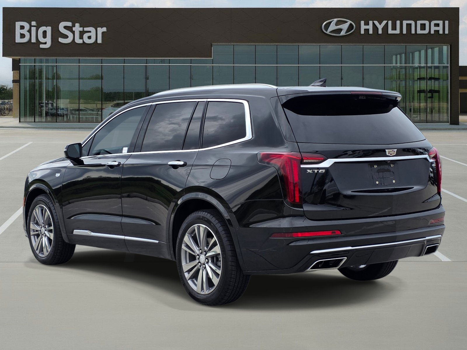 Used 2022 Cadillac XT6 Premium Luxury w/ Technology Package FWD image 3