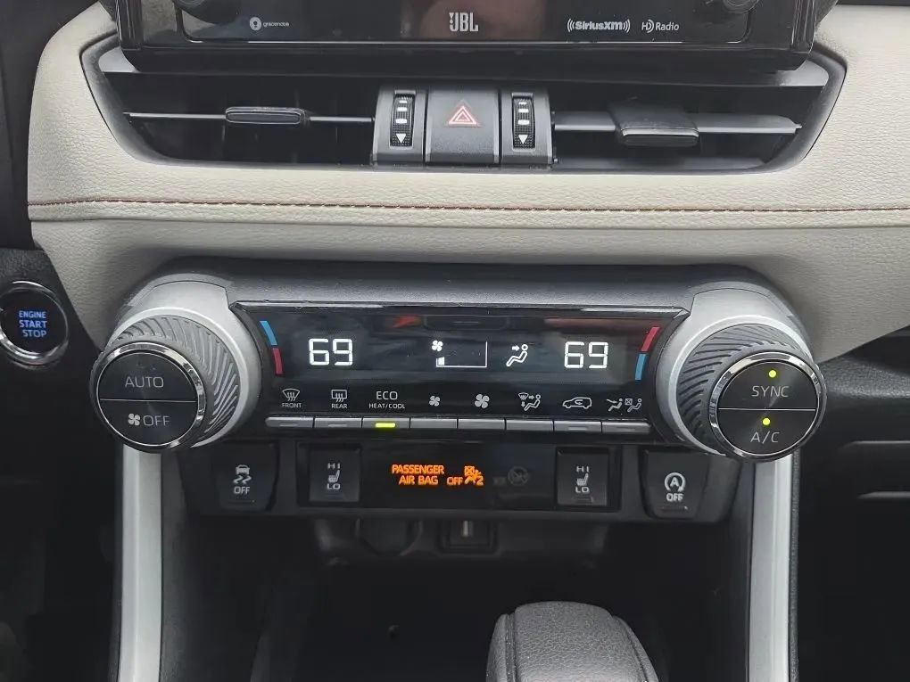 Used 2021 Toyota RAV4 XLE Premium image 33