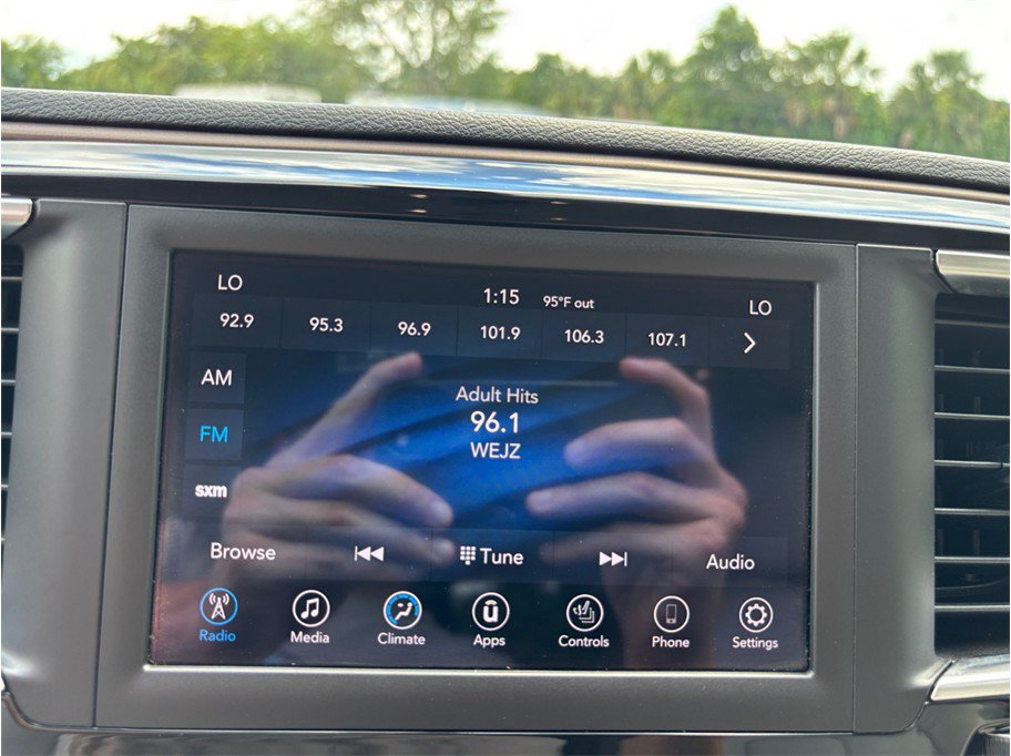 Used 2018 Chrysler Pacifica Touring-L FWD image 26