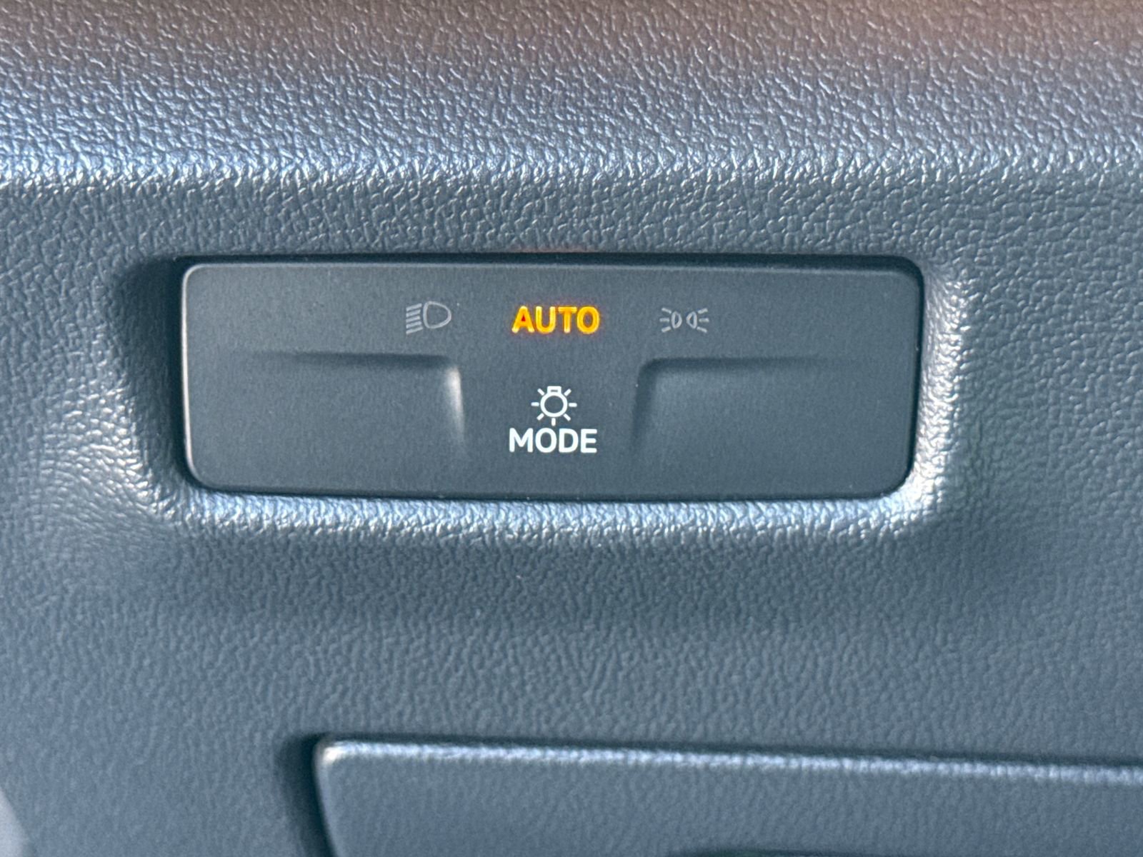 Used 2025 Volkswagen Tiguan SE AWD/4WD image 23