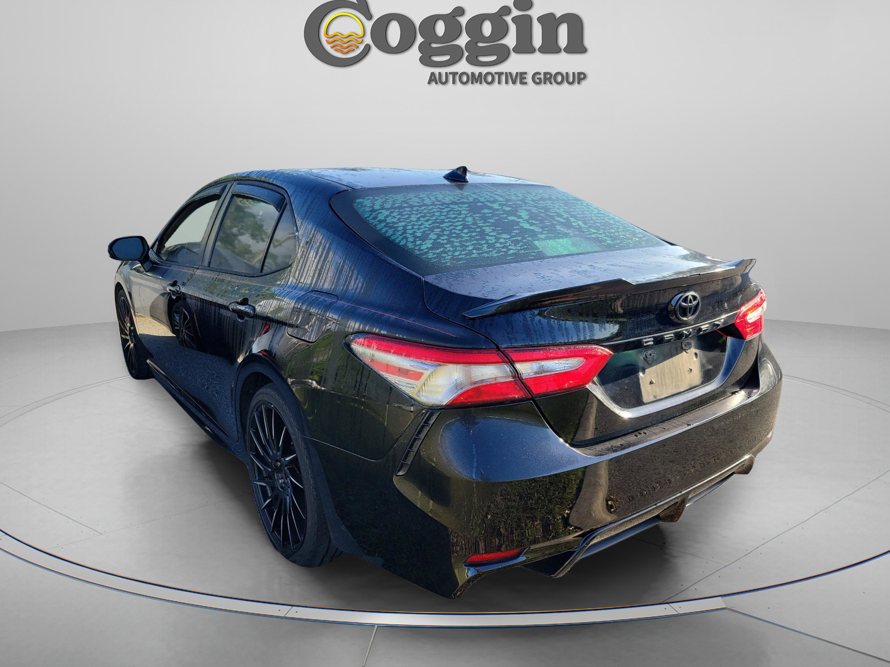 Used 2018 Toyota Camry SE image 2