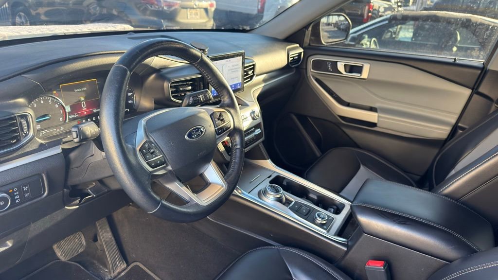 Used 2022 Ford Explorer XLT w/ Equipment Group 202A image 9