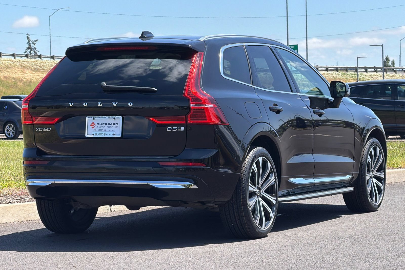 Used 2023 Volvo XC60 B5 Ultimate AWD/4WD image 3