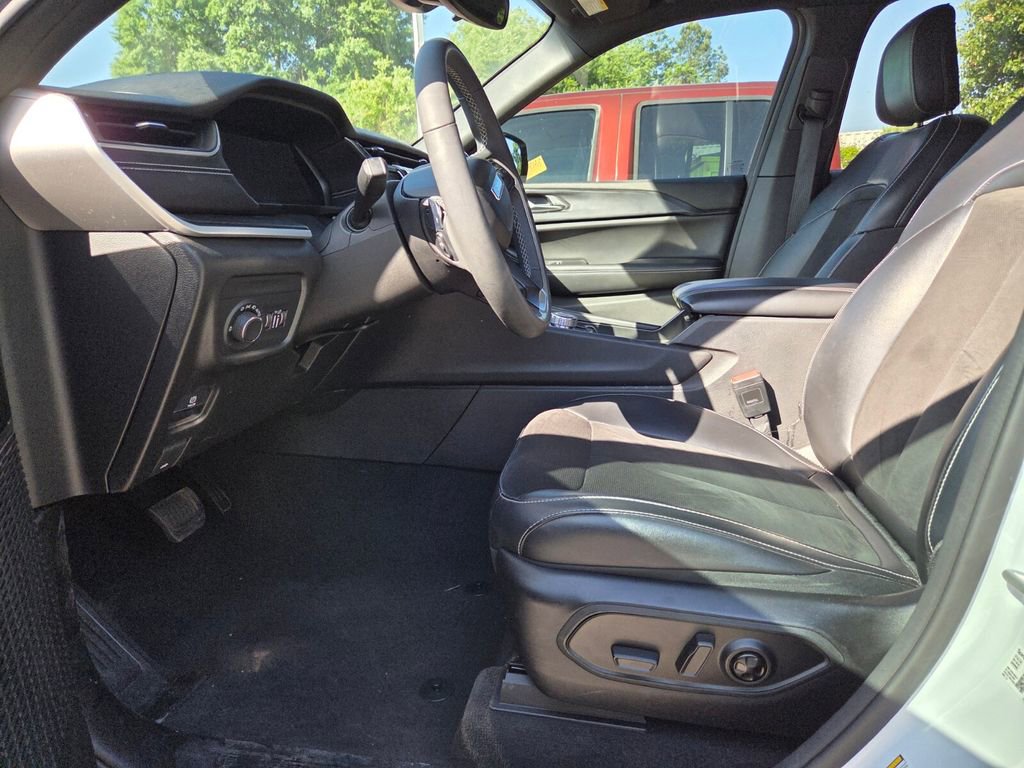 Used 2023 Jeep Grand Cherokee Altitude image 5