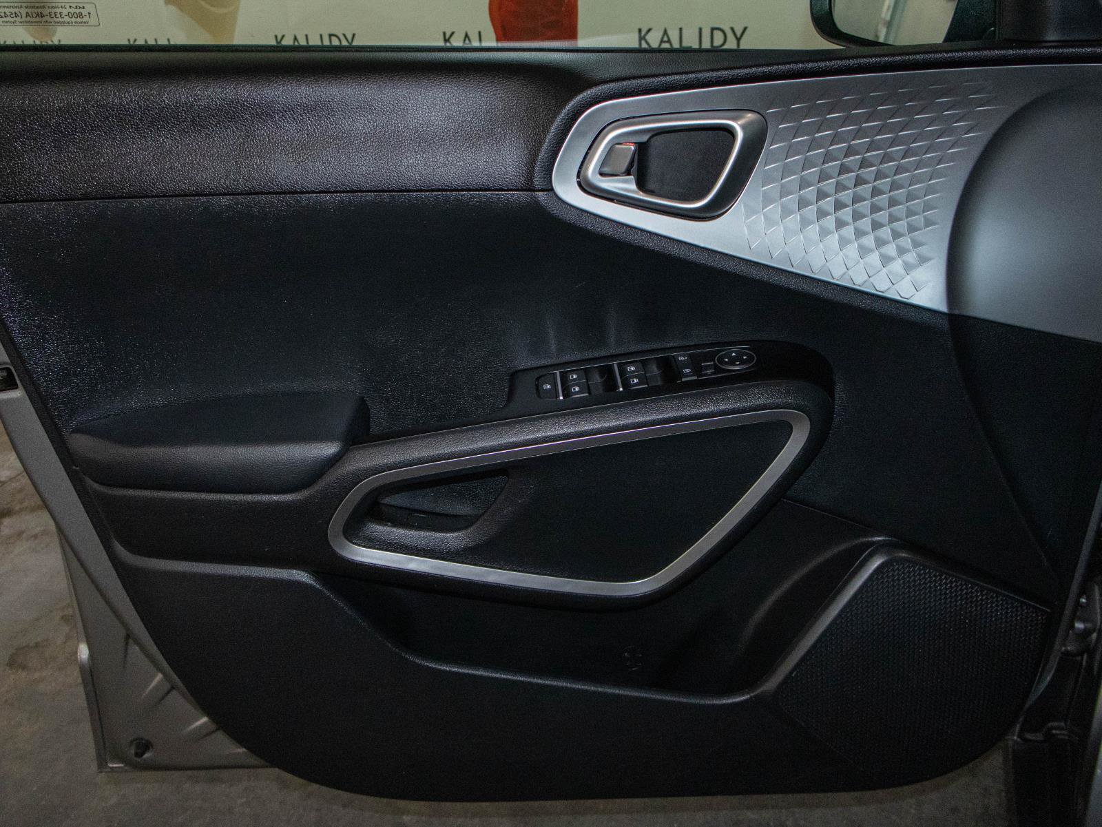 Used 2025 Kia Soul LX w/ LX Technology Package FWD image 10