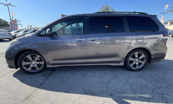 Used 2015 Toyota Sienna SE FWD image 2