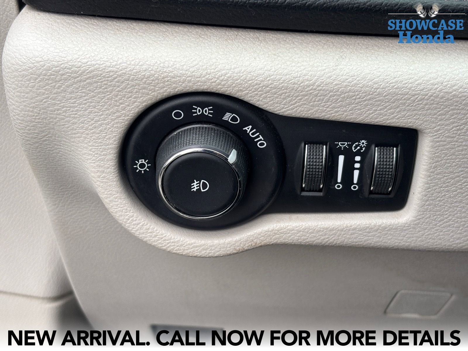 Used 2018 Chrysler Pacifica Touring-L image 15