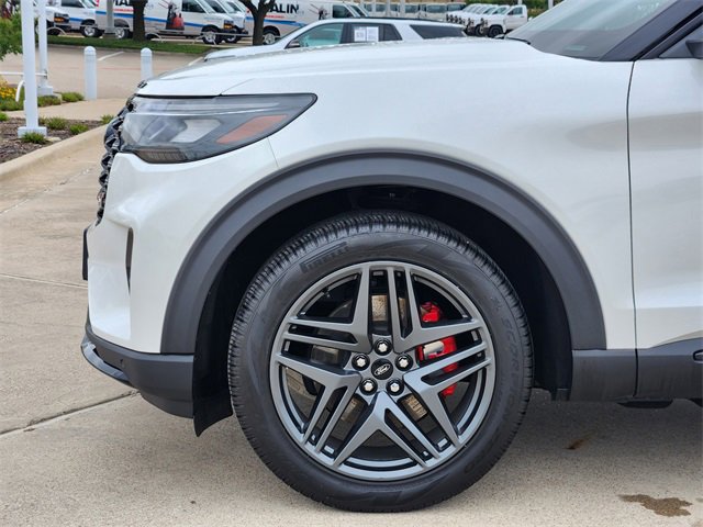 Used 2025 Ford Explorer ST RWD image 16