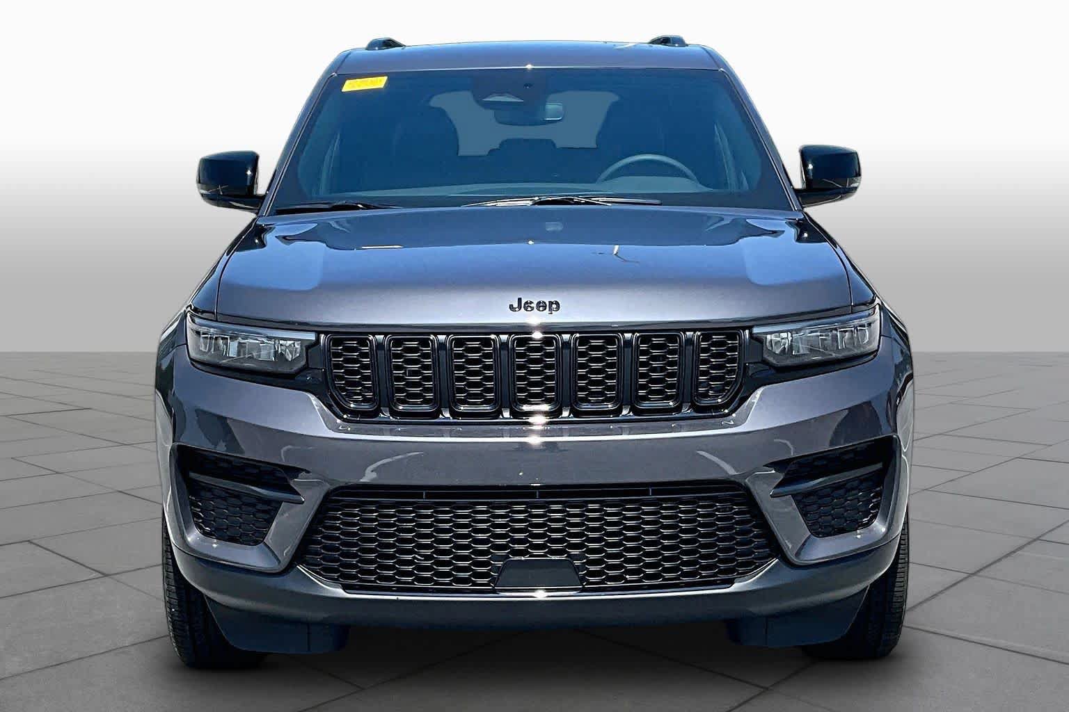 Used 2023 Jeep Grand Cherokee Altitude AWD/4WD image 4