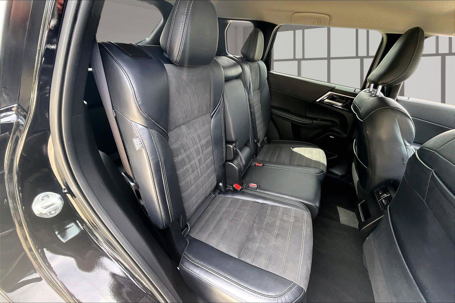 Used 2025 Mitsubishi Outlander SE FWD image 27