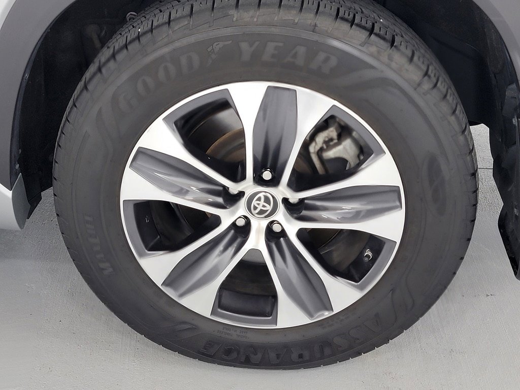 Used 2021 Toyota Highlander XLE AWD/4WD image 11