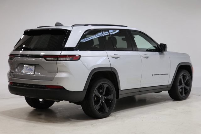 Used 2023 Jeep Grand Cherokee Altitude AWD/4WD image 7