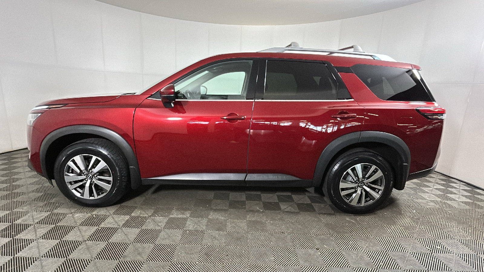 Used 2023 Nissan Pathfinder SL w/ Black Appearance Package AWD/4WD image 7