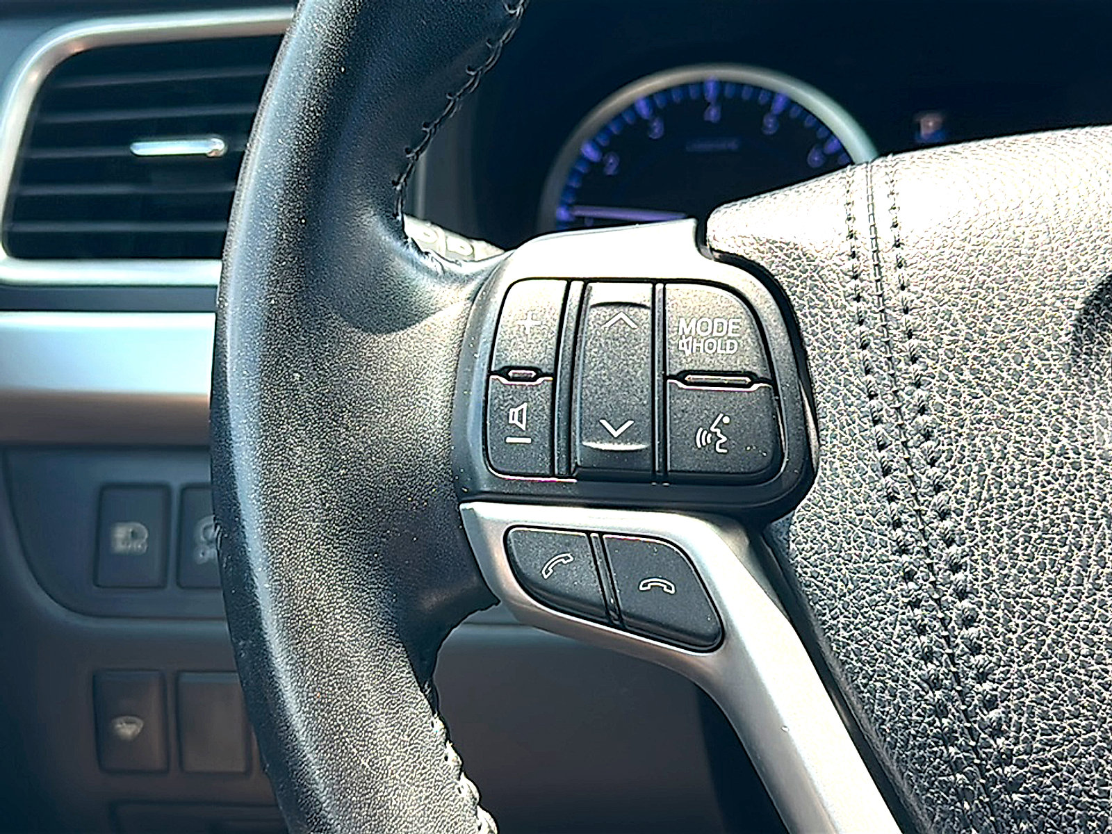 Used 2018 Toyota Highlander Plus FWD image 30