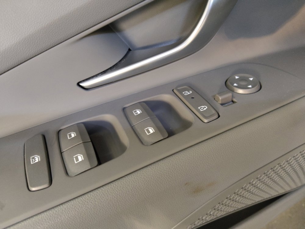 Used 2025 Hyundai Elantra SE image 27