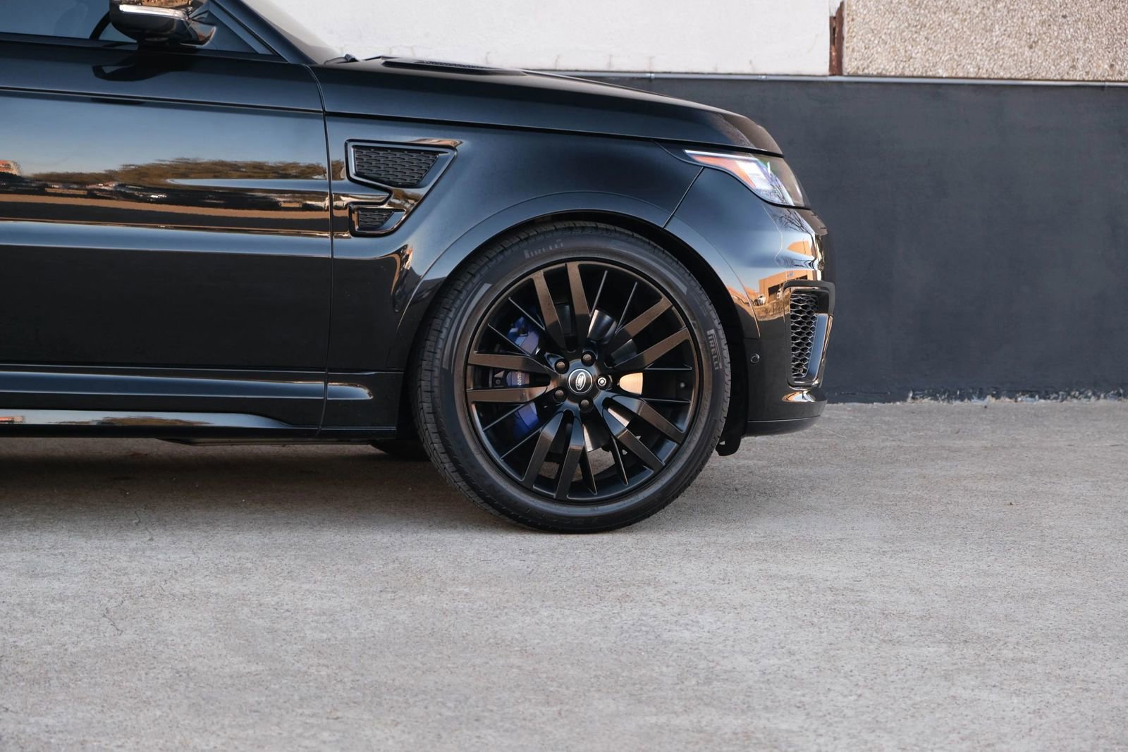 Used 2017 Land Rover Range Rover Sport SVR image 13