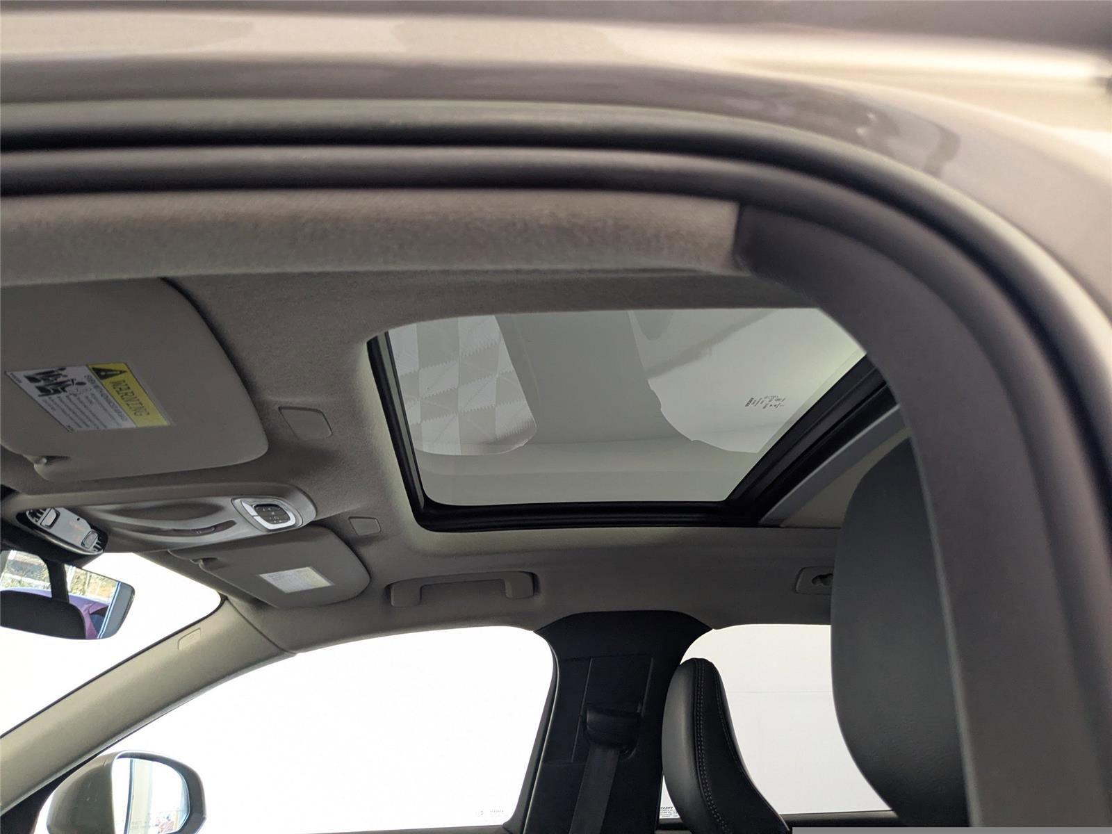 Used 2022 Volvo XC40 T5 Momentum image 14