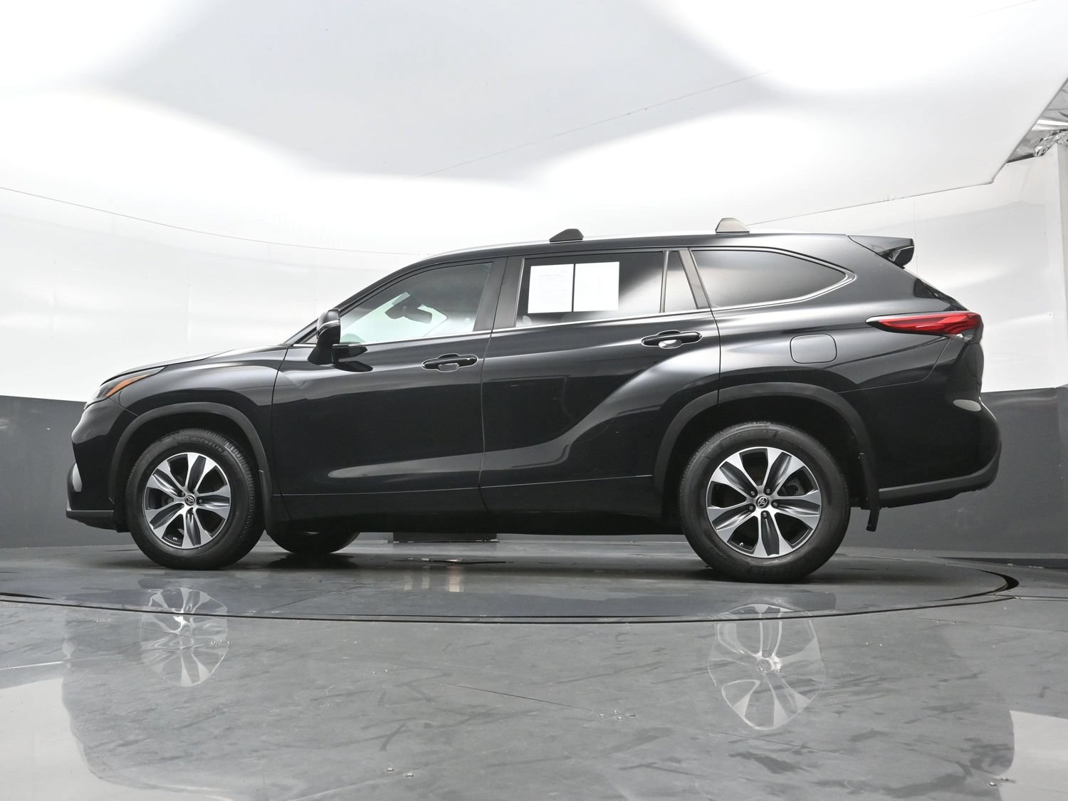 Used 2023 Toyota Highlander XLE AWD/4WD image 30