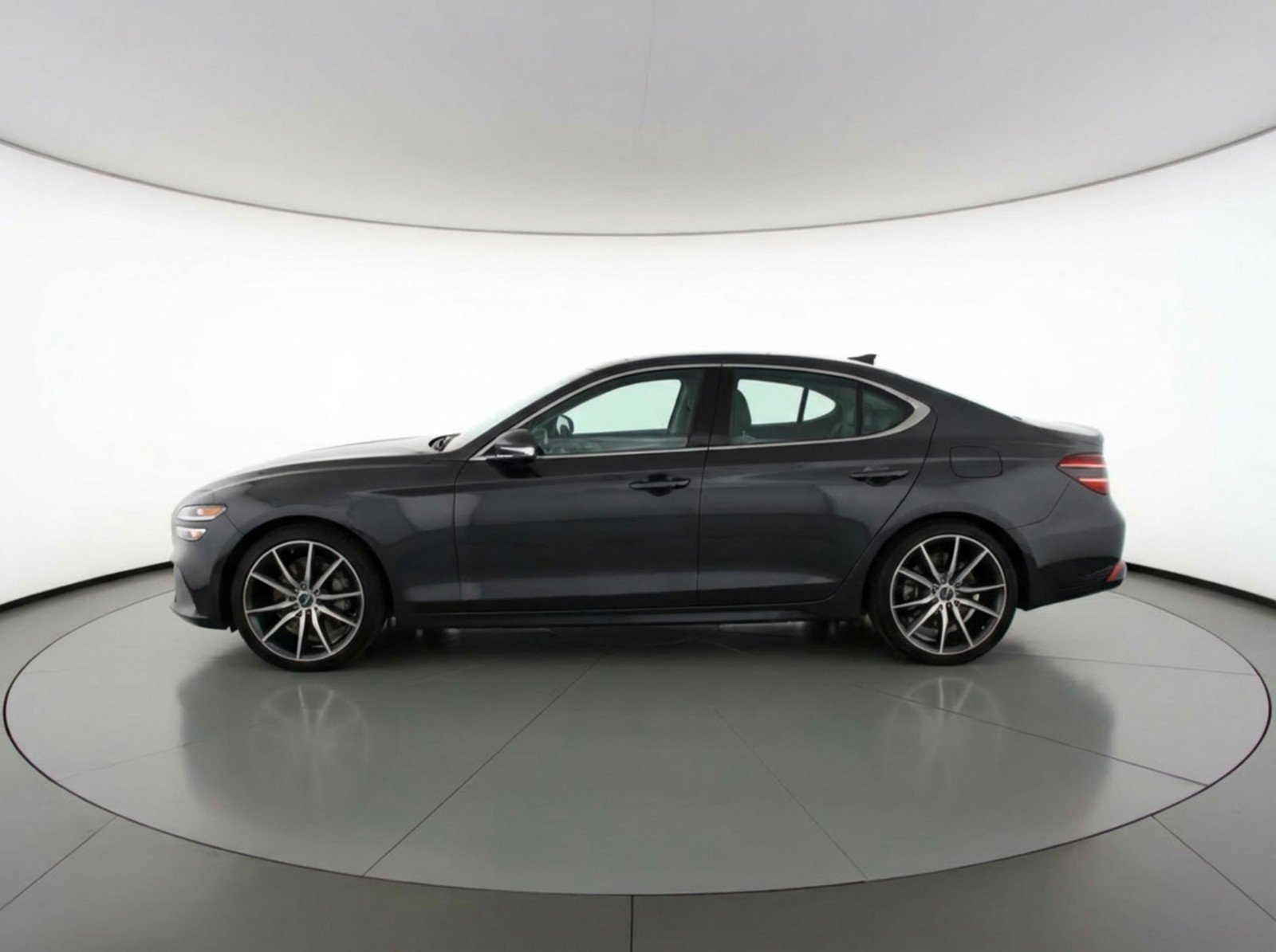 Used 2025 Genesis G70 2.5T image 5