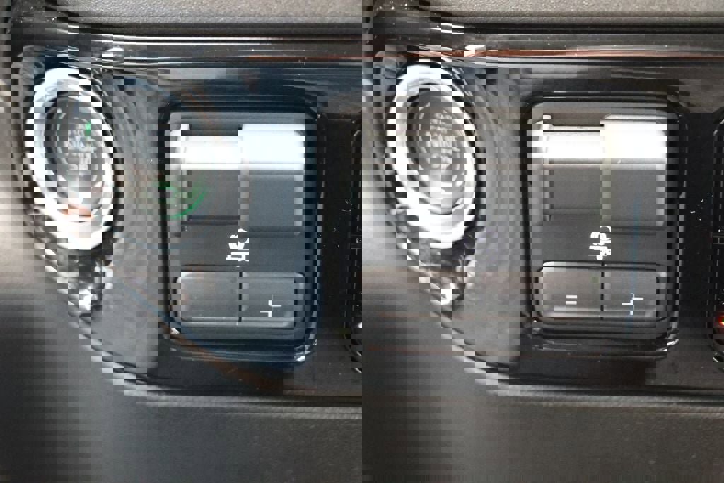 Used 2025 Chevrolet Silverado 2500 LT w/ Convenience Package image 20